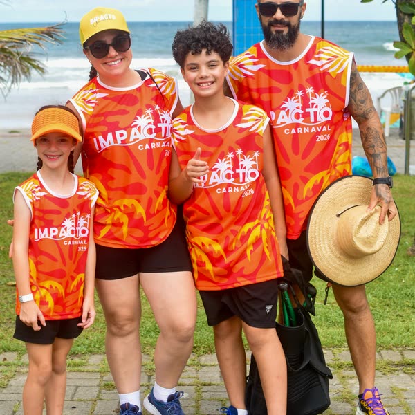 Família de voluntários com a camiseta do Impacto 2026