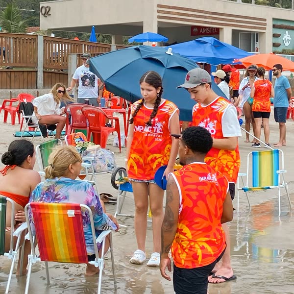 Voluntários conversando com pessoas na praia