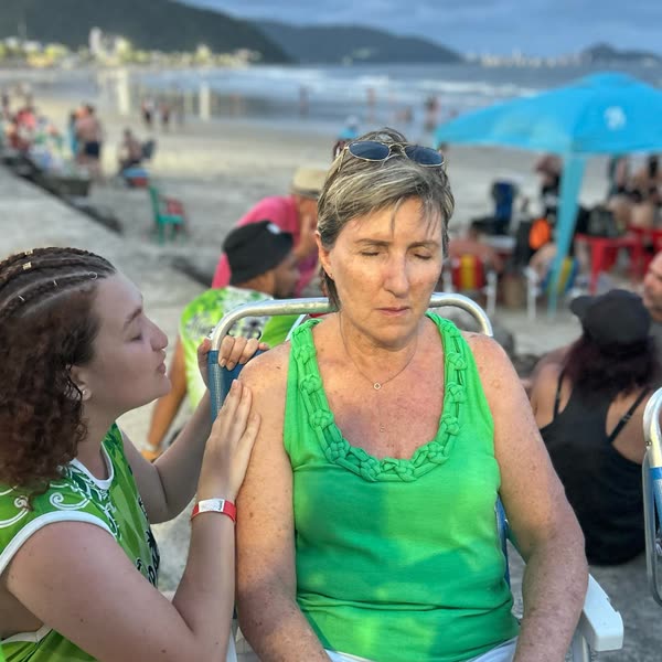 Voluntária orando por uma senhora