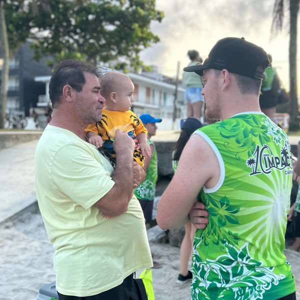 Voluntário conversando com um senhor e um bebê