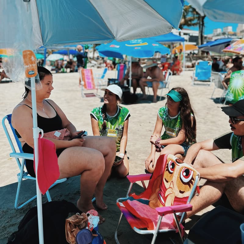 Roda de conversa sob os guarda-sóis na praia